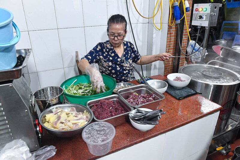 “u Hà méo” tận tay làm từng bát phở. Ảnh: Trang Vũ