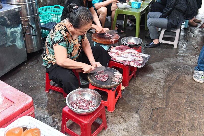 Thịt được thái tại chỗ rất tươi. Ảnh: Trang Vũ