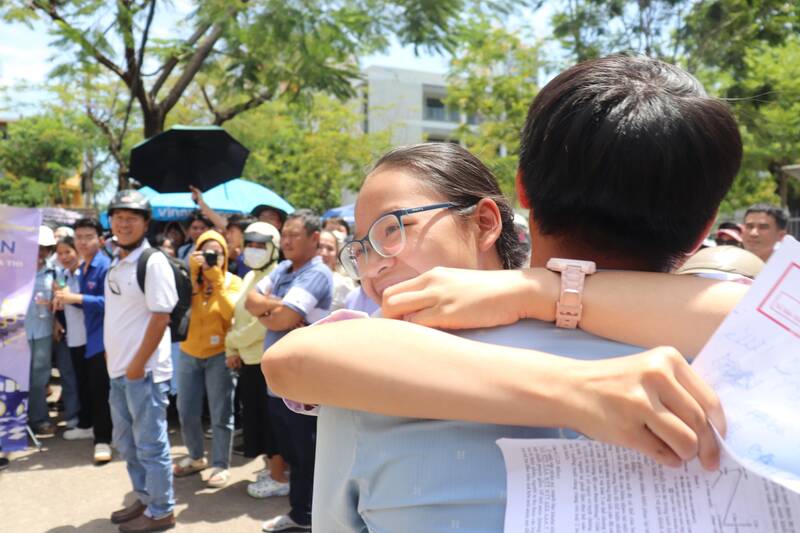 Các thí sinh kết thúc môn thi chuyên vào ngày 4.6. Ảnh: Nguyễn Linh