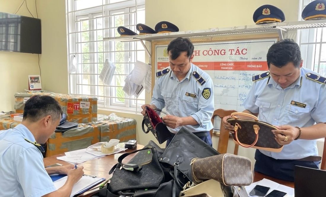 Đội Quản lý thị trường số 1 kiểm tra số hàng giả mạo nhãn hiệu. Ảnh: Hồng Phương.