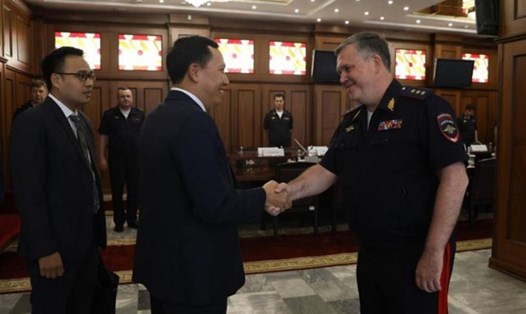 Thứ trưởng Lê Văn Tuyến và Thứ trưởng Bộ Nội vụ Liên bang Nga. Ảnh: Bộ Công an