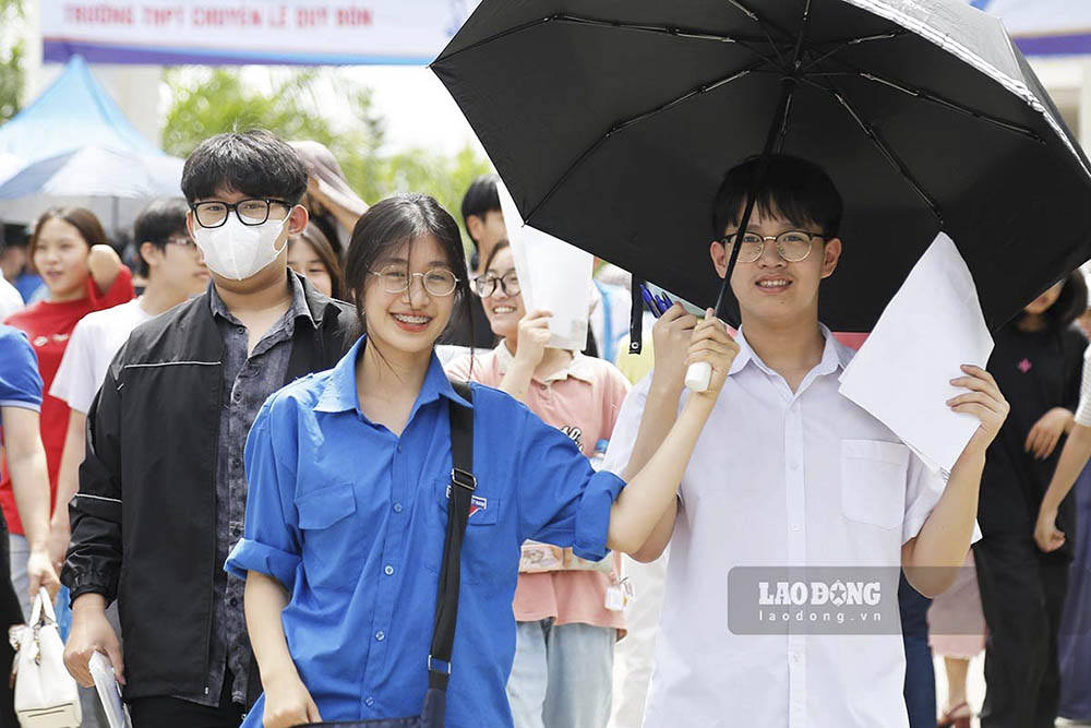 Lực lượng thanh niên tình nguyện có mặt tại điểm thi Trường THPT Lê Quý Đôn, tiếp “lửa” cho các thí sinh. Ảnh: Thanh Bình