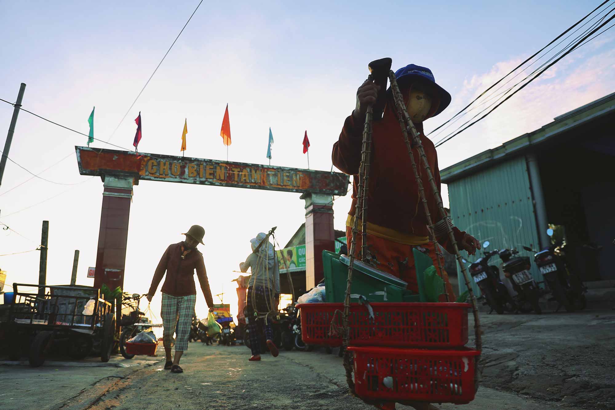 Tấp nập, ngược xuôi là hình ảnh quen thuộc mỗi ngày tại chợ cá Tam Tiến (huyện Núi Thành, tỉnh Quảng Nam).