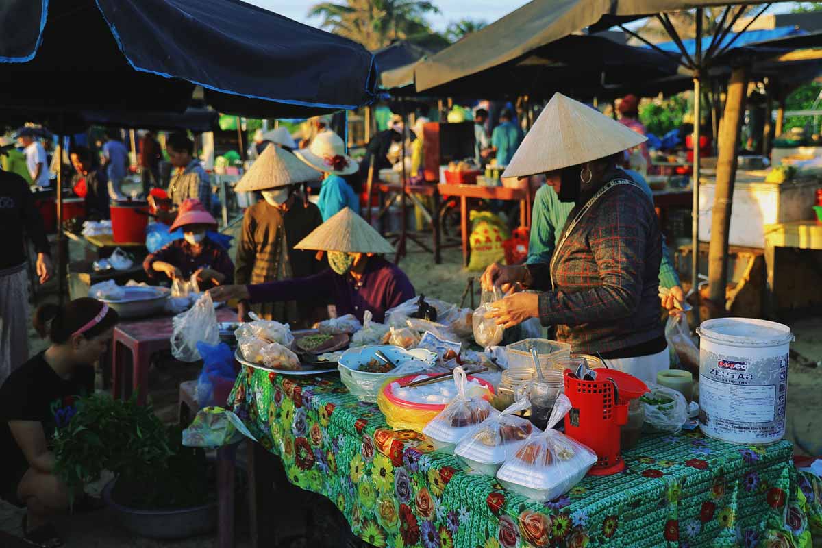 Không chỉ buôn bán hải sản tươi, chợ cá Tam Tiến còn có nhiều món ăn địa phương, mang đậm hương vị biển.