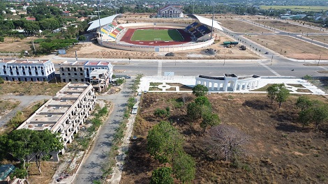 Đối diện dự án bỏ hoang của Tập đoàn FLC là sân vận động và nhà thi đấu. Ảnh: Thanh Tuấn 