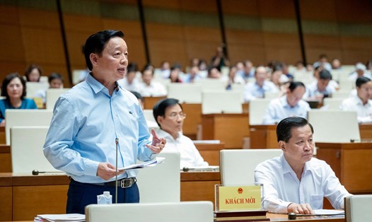Phó Thủ tướng Chính phủ Trần Hồng Hà giải trình, làm rõ một số vấn đề có liên quan. Ảnh: Quốc hội

