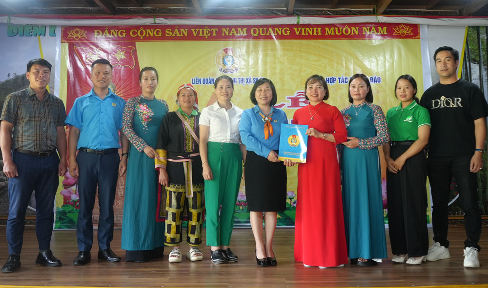 Liên đoàn Lao động thị xã Sa Pa trao quyết định thành lập Công đoàn cơ sở Hợp tác xã Hoa Đào. Ảnh: Lê Hưng