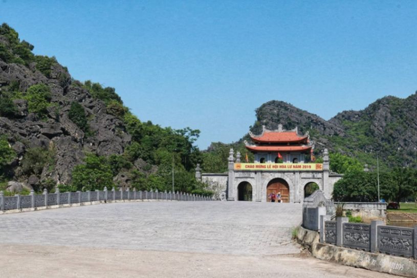 Cổng vào cố đô Hoa Lư, nét cổ kính còn mãi với thời gian. Ảnh: Lan Nhi