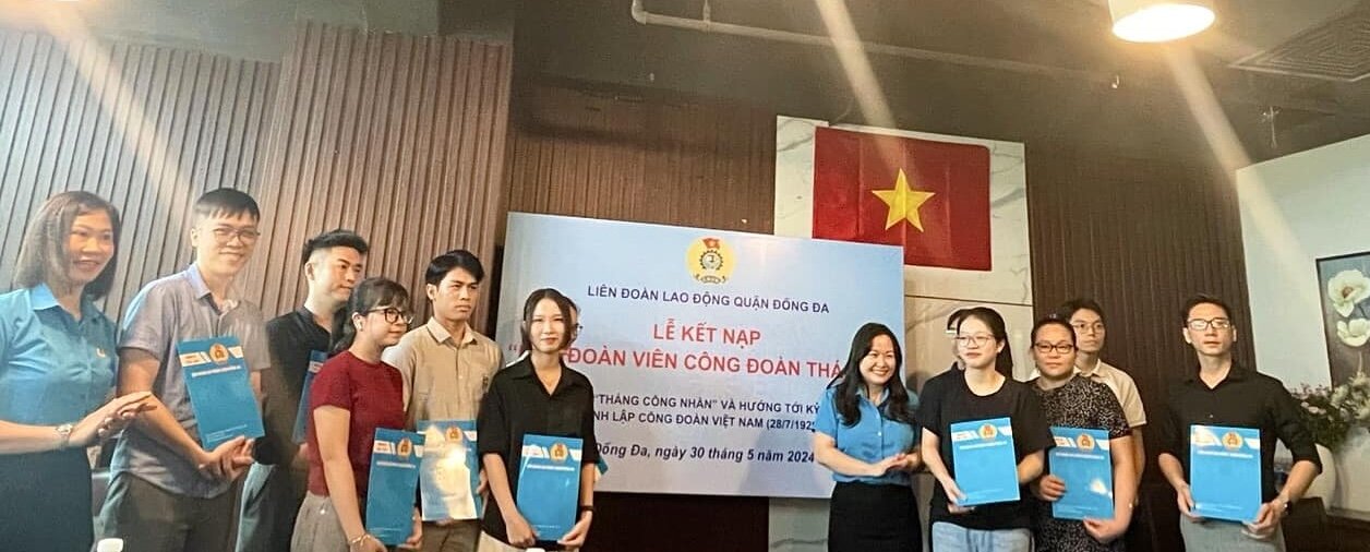 Lễ kết nạp đoàn viên Công đoàn tháng 5 của Liên đoàn Lao động quận Đống Đa. Ảnh: CĐQ
