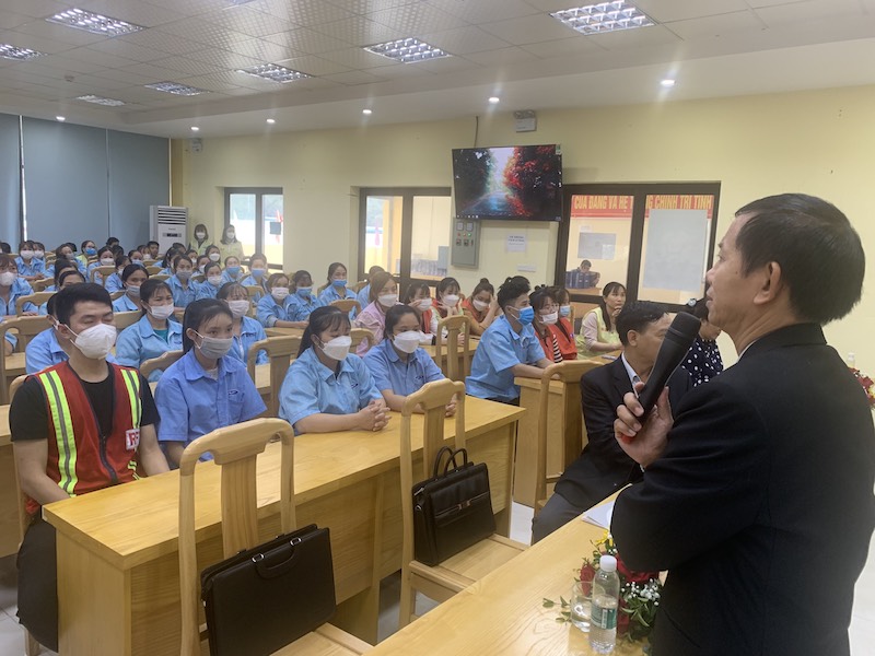 Ông Vũ Mạnh Tiêm - Phó Trưởng ban Tuyên giáo Tổng LĐLĐVN tuyên truyền phòng chống ma túy tới công nhân lao động. Ảnh: Thanh Thủy