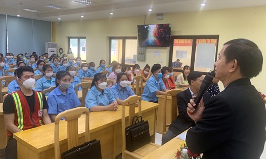 Ông Vũ Mạnh Tiêm - Phó Trưởng ban Tuyên giáo Tổng LĐLĐVN tuyên truyền phòng chống ma túy tới công nhân lao động. Ảnh: Thanh Thủy