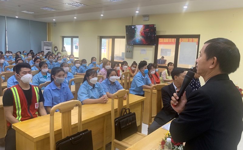 Ông Vũ Mạnh Tiêm - Phó Trưởng ban Tuyên giáo Tổng LĐLĐVN tuyên truyền phòng chống ma túy tới công nhân lao động. Ảnh: Thanh Thủy