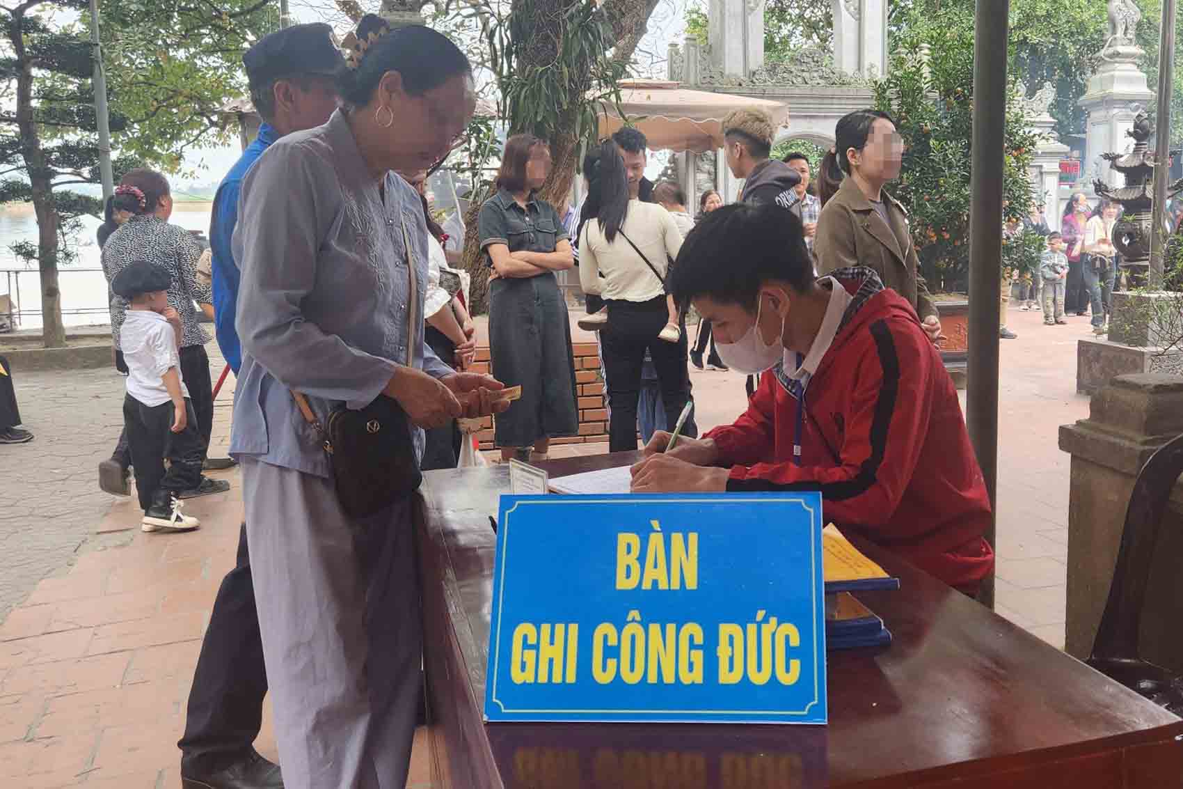 Ghi chép tiền công đức tại Đền Chợ Củi đầu năm 2024 khi đã chuyển từ tư nhân sang nhà nước quản lý. Ảnh: Trần Tuấn.
