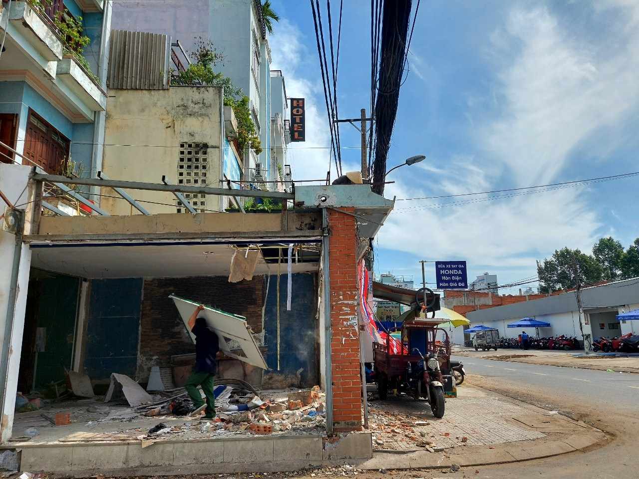 Một số nhà dân trên đường Hoàng Hoa Thám đang tháo dỡ nhà cửa, bàn giao mặt bằng.  Ảnh: Minh Quân