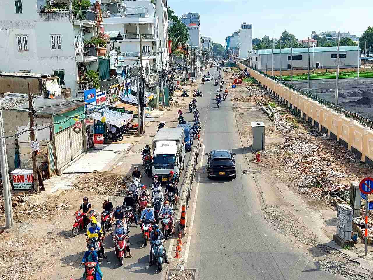Đường Hoàng Hoa Thám đã di dời cây xanh để mở rộng lên 22m.  Ảnh: Minh Quân