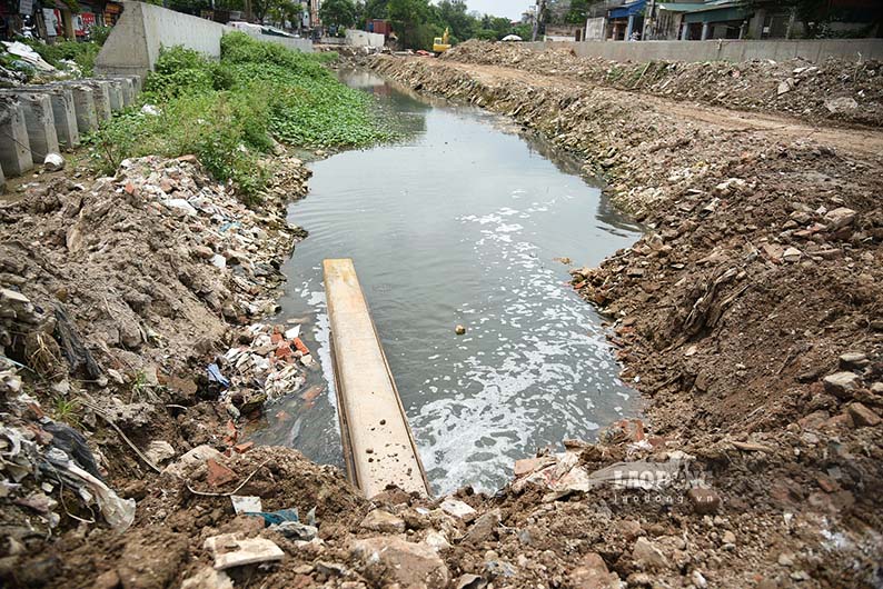 Theo các hộ dân sinh sống tại đây, dọc sông tồn tại nhiều điểm nước tù, rác thải ứ đọng nhưng không được thu dọn. Ngoài ra, việc kênh dẫn La Khê chậm triển khai đã hình thành nhiều điểm ô nhiễm tạo điều kiện cho muỗi hoành hành.