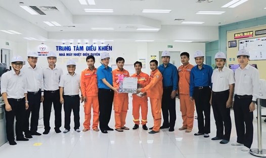 Đại diện Tổng LĐLĐVN và Công đoàn Điện lực Việt Nam tặng quà tập thể người lao động. Ảnh: Mộng Huyền