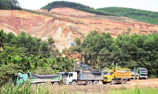 Mỏ đất ở xã Hành Thiện, huyện Nghĩa Hành, tỉnh Quảng Ngãi cung cấp cho dự án cao tốc Quảng Ngãi - Hoài Nhơn. Viên Nguyễn