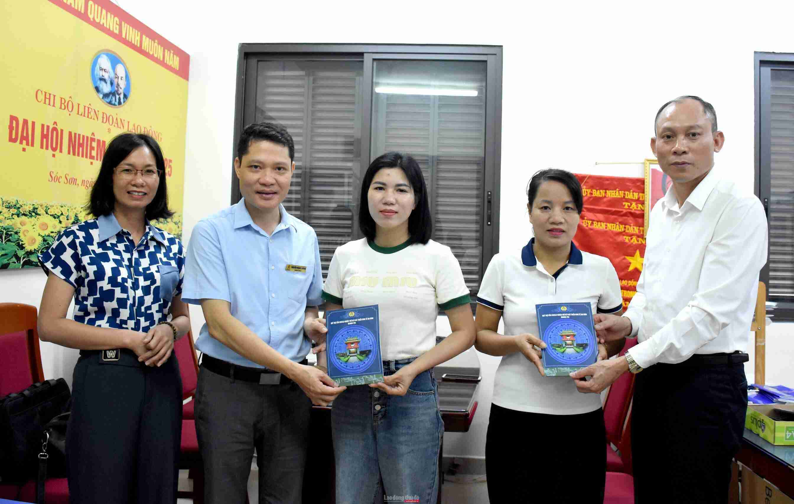 Lãnh đạo Quỹ Trợ vốn trao sản phẩm hỗ trợ phát triển cộng đồng cho các đoàn viên, người lao động đang tham gia vay vốn của Quỹ nhân Tháng Công nhân năm 2024. Ảnh: CĐCS