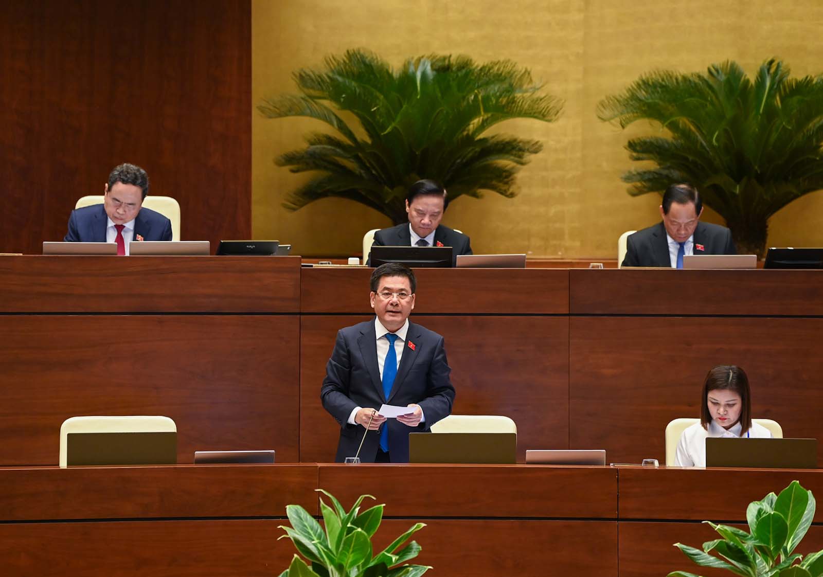 Bộ trưởng Bộ Công Thương Nguyễn Hồng Diên trả lời về thuốc lá điện tử. Ảnh: Phạm Đông