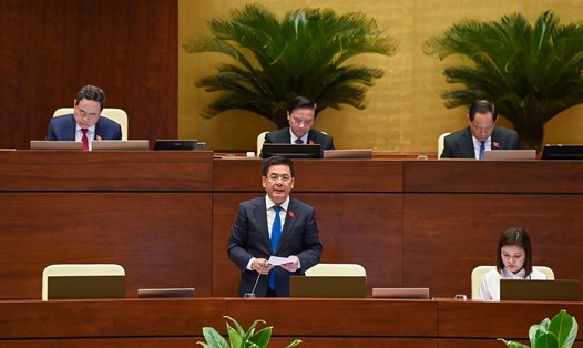 Bộ trưởng Bộ Công Thương Nguyễn Hồng Diên trả lời về thuốc lá điện tử. Ảnh: Phạm Đông