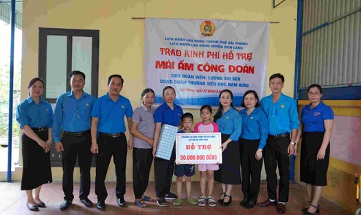 Đại diện lãnh đạo LDLĐ TP.Hải Phòng trao kinh phí hỗ trợ xây nhà cho chị Lương Thị Sen trong Tháng Công nhân. Ảnh: Mai Dung