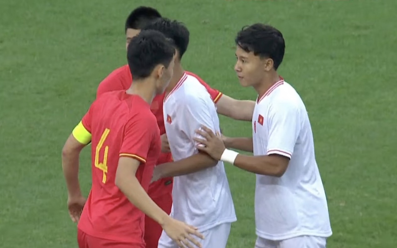 Các cầu thủ U19 Việt Nam tìm kiếm bàn gỡ. 