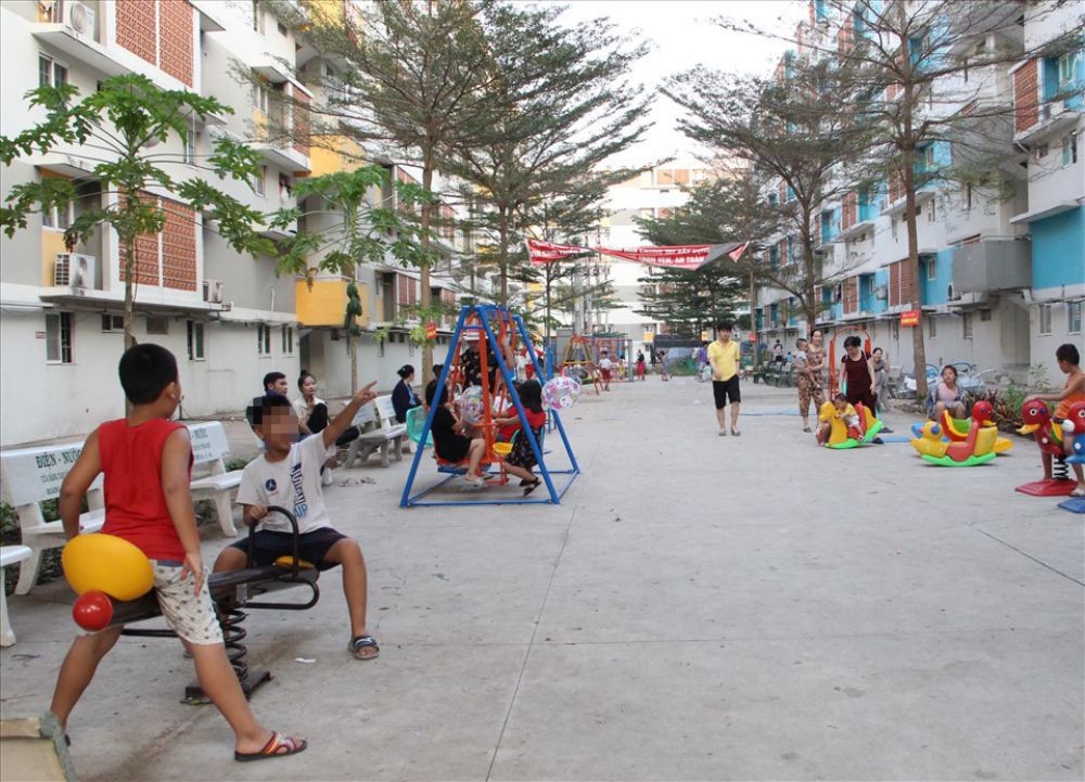 Sân chơi an toàn có sự giám sát của người lớn, dành cho con em công nhân lao động tại khu Nhà ở xã hội Định Hòa, Thủ Dầu Một, Bình Dương. Ảnh: Đình Trọng