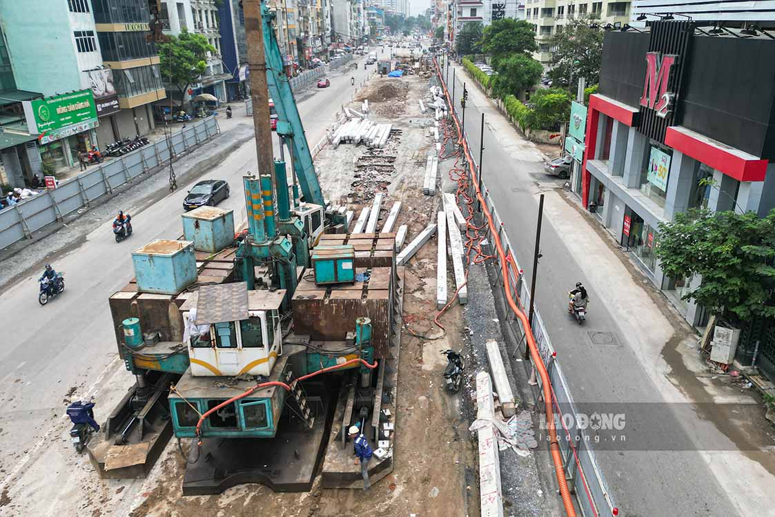 Ngày 6.4, theo ghi nhận của Lao Động, tại khu vực đường Kim Đồng và giáp mặt đường Giải Phóng, công tác xén hè, di dời các công trình ngầm, nổi đang được gấp rút thực hiện. Công nhân đang khẩn trương làm việc để đưa dự án cán đích đúng tiến độ.