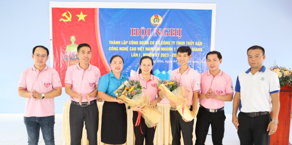 Phó Chủ tịch LĐLĐ huyện Lê Thị Bích Ngọc (áo xanh) tặng hoa chúc mừng Ban Chấp hành CĐCS Công ty. Ảnh: Huỳnh An