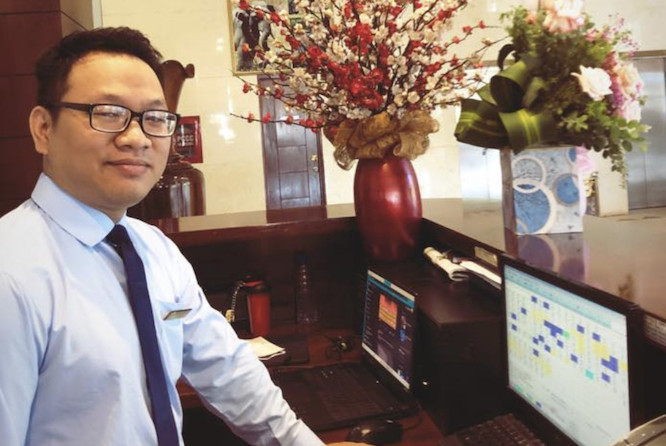 Phạm Việt Hùng là nhân viên lễ tân chủ yếu trực ca đêm tại một khách sạn tại Buôn Ma Thuột. Anh đang theo học ngành .Ảnh: NVCC 