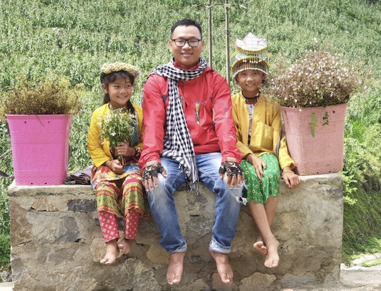 Hùng đi du lịch Hà Giang cùng bạn và gặp gỡ các em nhỏ trên vùng cao nguyên đá. (Ảnh: NVCC). 