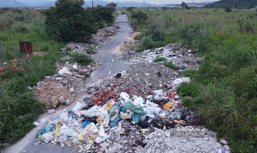 Những đống rác to nhỏ nằm nối đuôi nhau tại khu đô thị Cao Xanh - Hà Khánh B, TP Hạ Long, tỉnh Quảng Ninh. Ảnh: Đoàn Hưng