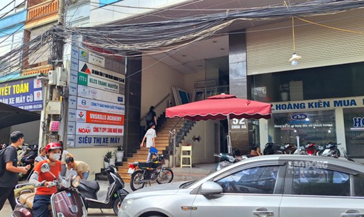 Tòa nhà Bách Anh số 52 phố Chùa Hà (quận Cầu Giấy, Hà Nội) bị đình chỉ do chưa đảm bảo PCCC. Tuy vậy, hầu hết các tầng của tòa nhà đều đang được cho thuê làm văn phòng, hoạt động nhộn nhịp. Ảnh: Đền Phú