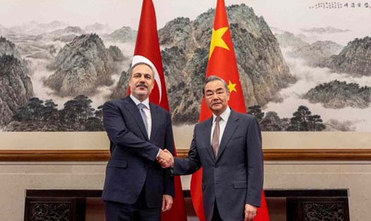 Ngoại trưởng Trung Quốc Vương Nghị (phải) tiếp Ngoại trưởng Thổ Nhĩ Kỳ Hakan Fidan nhân chuyến thăm ngày 4.6.2024. Ảnh: Bộ Ngoại giao Thổ Nhĩ Kỳ