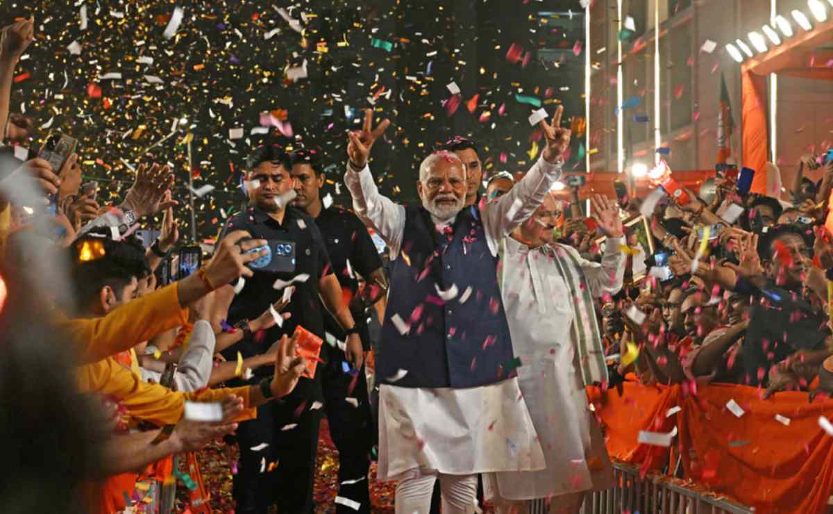 Thủ tướng Ấn Độ Narendra Modi giơ biểu tượng chiến thắng khi đến trụ sở Đảng BJP ngày 4.6.2024. Ảnh: AFP