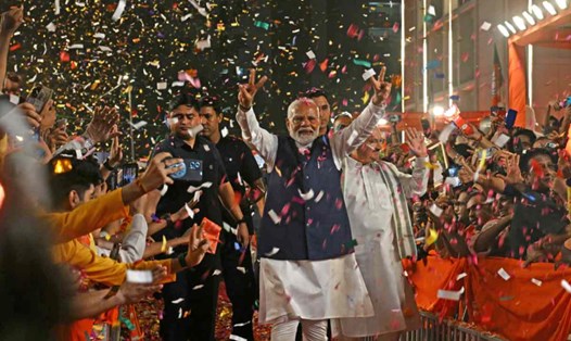 Thủ tướng Ấn Độ Narendra Modi giơ biểu tượng chiến thắng khi đến trụ sở Đảng BJP ngày 4.6.2024. Ảnh: AFP