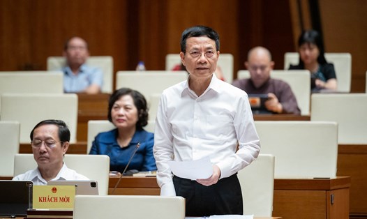 Bộ trưởng Bộ Thông tin và Truyền thông Nguyễn Mạnh Hùng trả lời tại phiên chất vấn. Ảnh: Quốc hội