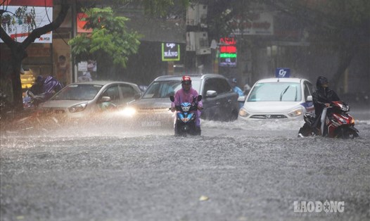 Dự báo trong 2 ngày tới Hà Nội tiếp tục mưa lớn, nhiều nơi ngập úng.  Ảnh: Tô Thế