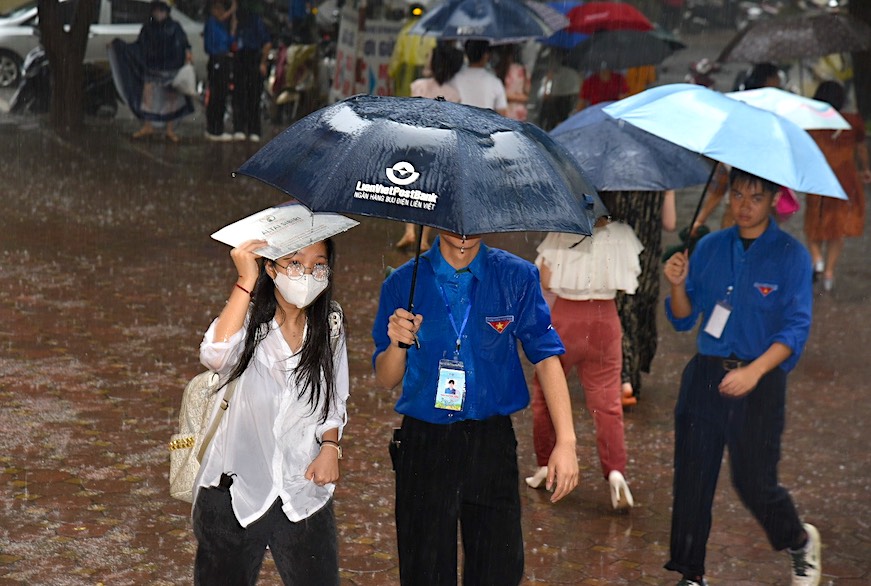 Học sinh “đội mưa” đến điểm thi. Ảnh: Trang Nhung