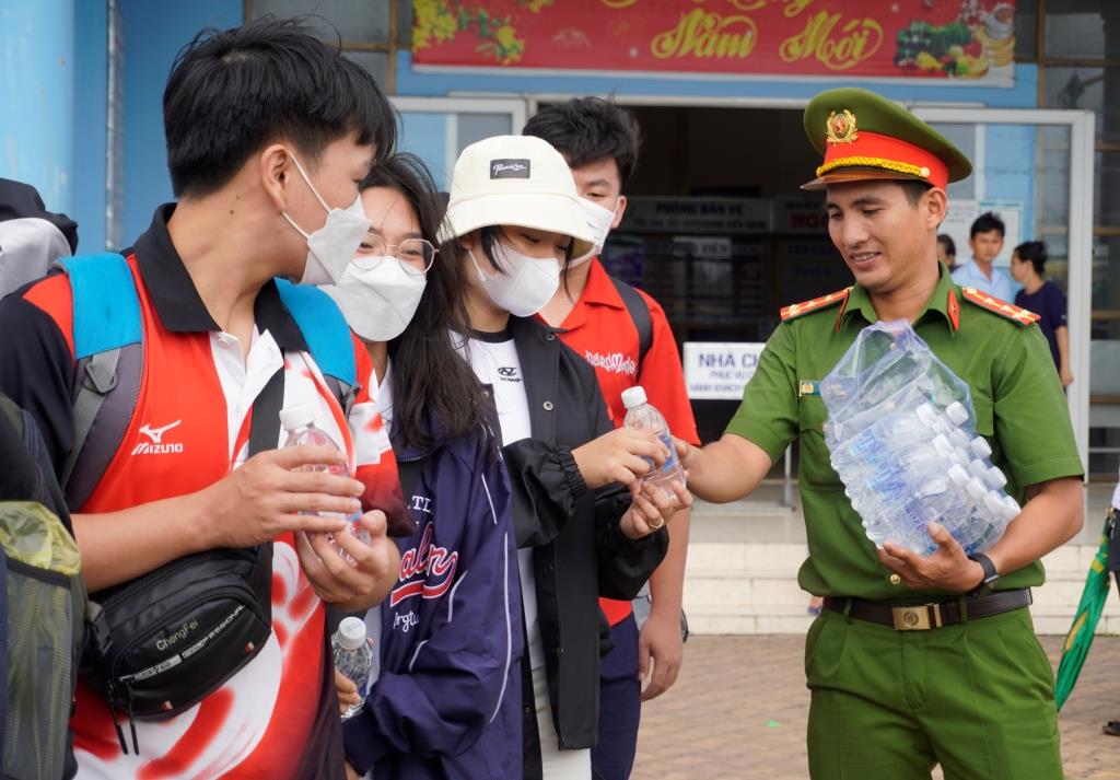 Các thí sinh dự thi Tốt nghiệp THPT năm 2023 được đội hình Tiếp sức mùa thi hỗ trợ. Ảnh: Nguyên Anh