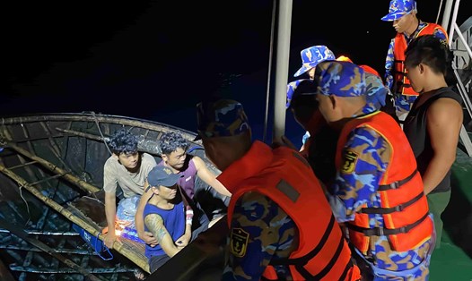 Tàu của Hải đoàn 129 cấp cứu ngư dân Quảng Nam bị đứt gân chân khi hành nghề ở Trường Sa. Ảnh: Duy Tân
