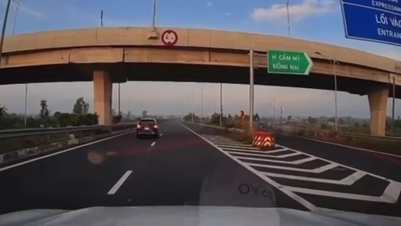 Chiếc ô tô do chị H điều khiển lùi trên cao tốc TPHCM - Long Thành - Dầu Giây. Ảnh cắt từ clip (Cục CSGT)