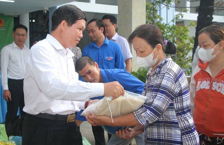 Chủ tịch UBND thành phố Bạc Liêu Trần Minh Hải trao gạo cho người dân trong chương trình đổi rác thải nhựa lấy gạo. Ảnh: Nhật Hồ