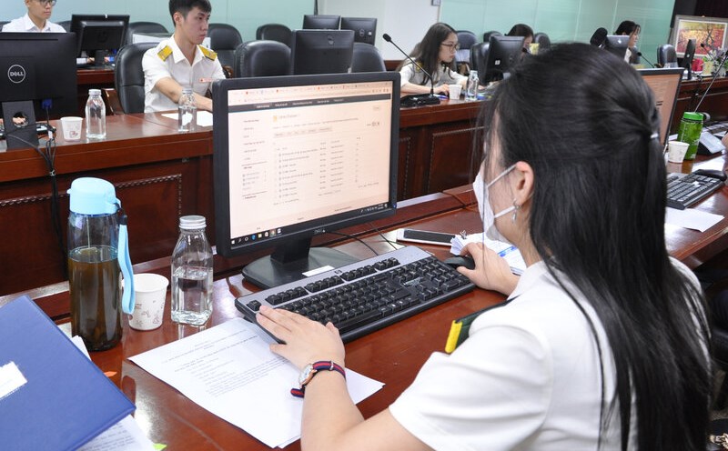 Cán bộ thuế hỗ trợ trực tuyến, giải đáp thắc mắc cho người nộp thuế. Ảnh: Cục Thuế TP Hà Nội.