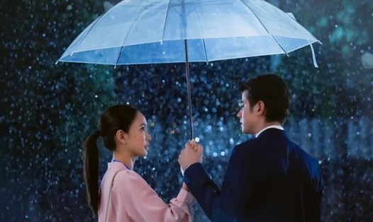 "Kissed by the Rain" đánh dấu sự trở lại của "cặp đôi vàng" màn ảnh Thái Lan - Mario Maurer và Taew Natapohn Tameeruks. Ảnh: Xinhua