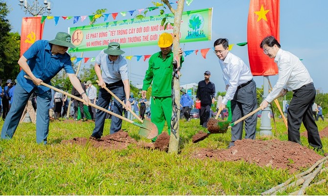 Ông Nguyễn Đình Trung - Bí thư Tỉnh ủy Đắk Lắk (thứ 2 từ phải sang) trồng cây trên tuyến đường Đại lộ Võ Nguyên Giáp. Ảnh: Bảo Trung