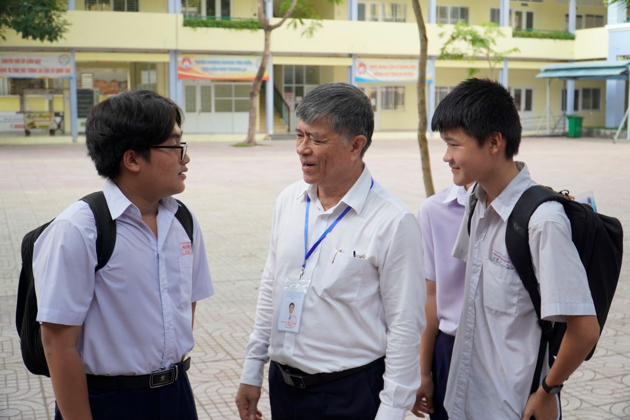 Giám đốc Sở Giáo dục và Đào tạo Nguyễn Văn Hiếu (ở giữa) hỏi thăm, động viên thí sinh tại điểm thi Trường THPT Nguyễn Khuyến. Ảnh: Ngọc Lê