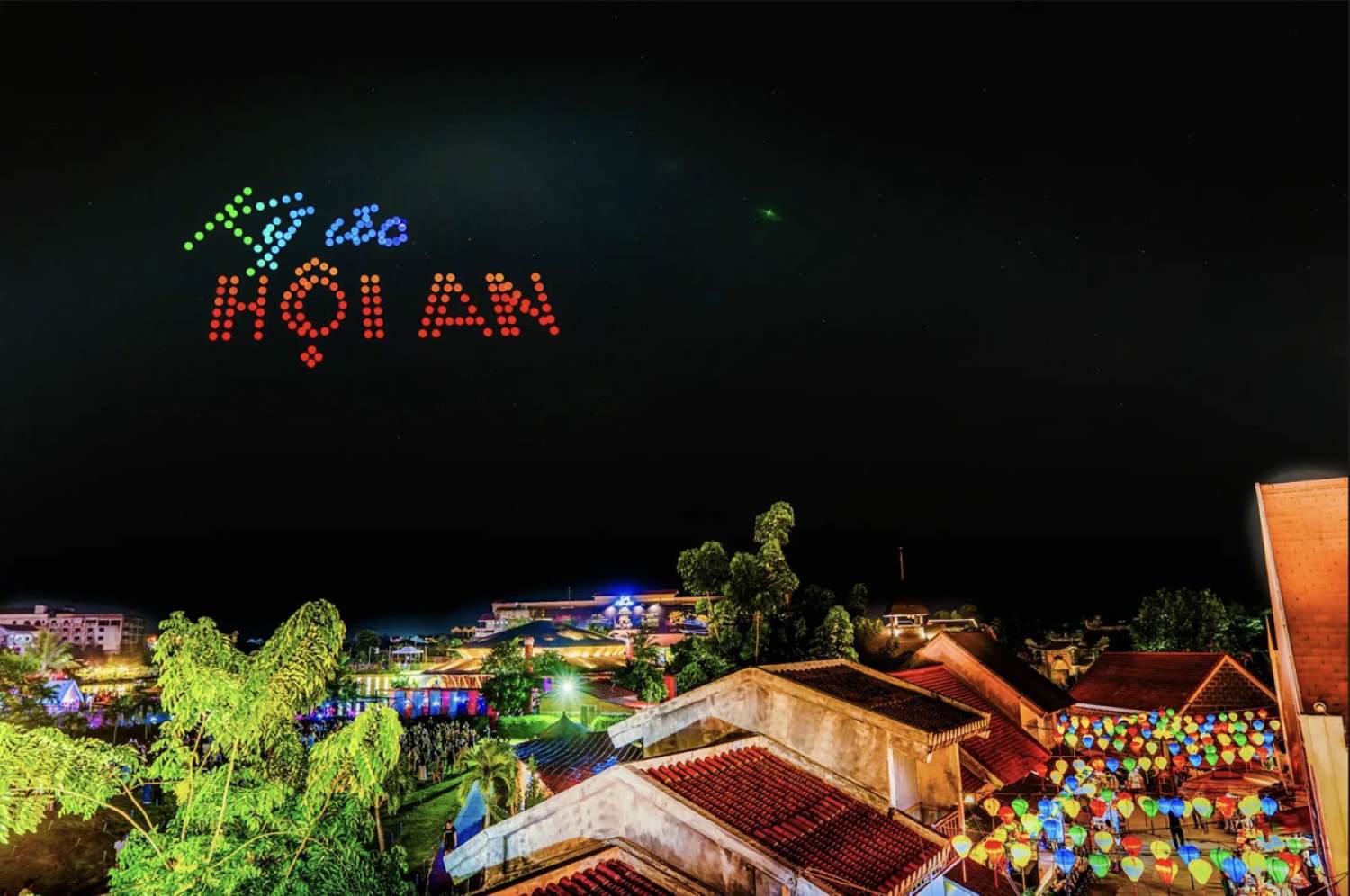 Màn trình diễn drone light lần đầu tiên xuất hiện tại Hội An. Ảnh: Trà Ban