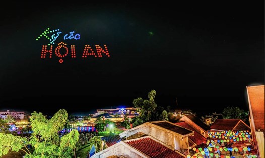 Màn trình diễn drone light lần đầu tiên xuất hiện tại Hội An. Ảnh: Trà Ban